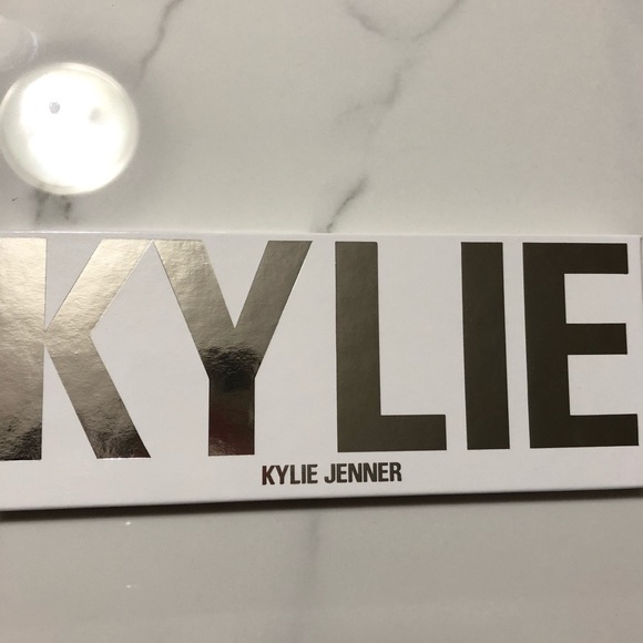 Kylie Empty 12 Eyeshadow Single Palette - Picture 2 of 3